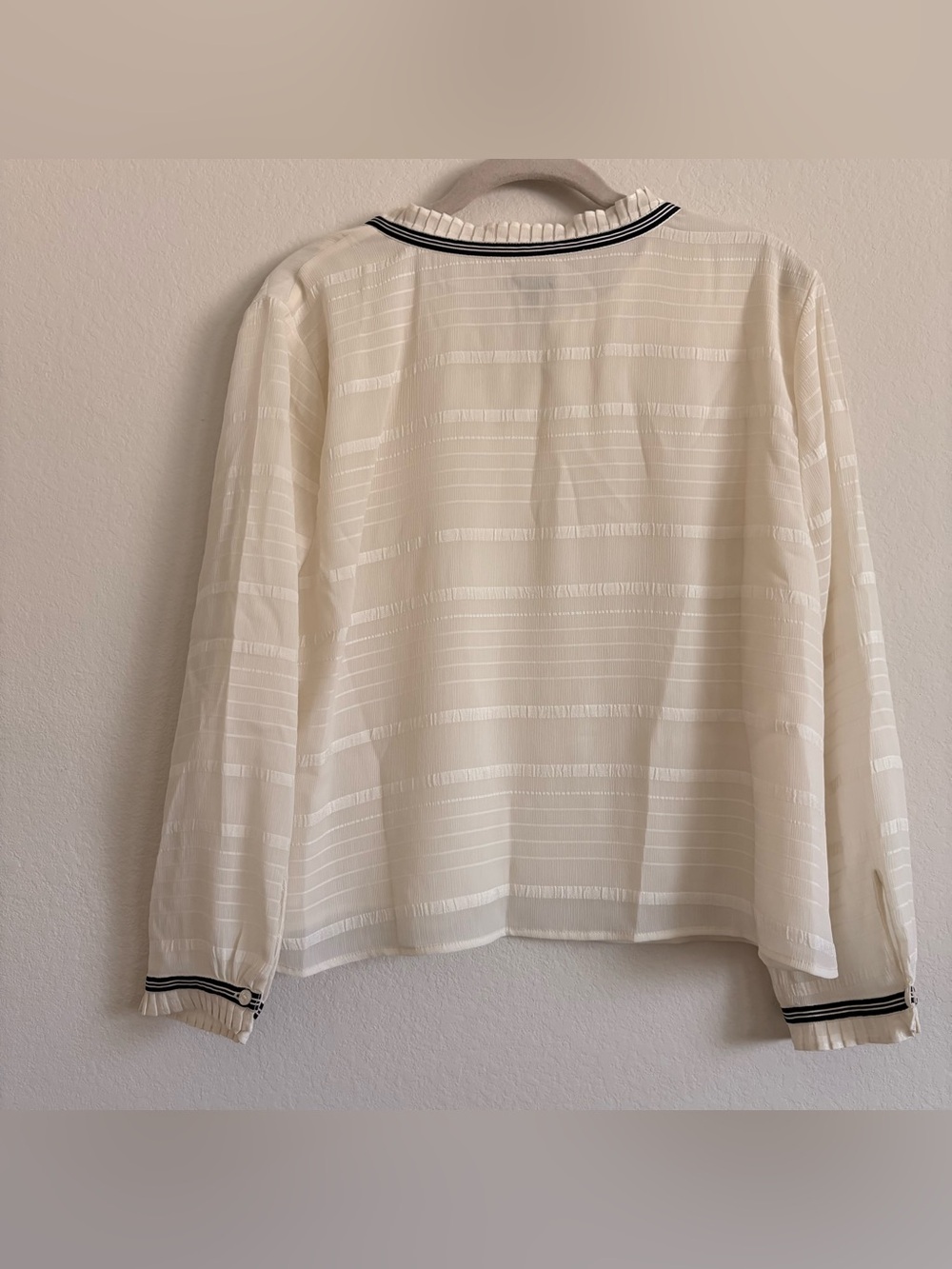 Talbots Cream Tie-Neck Long Sleeve Blouse with Navy Trim size L - Picture 6 of 7